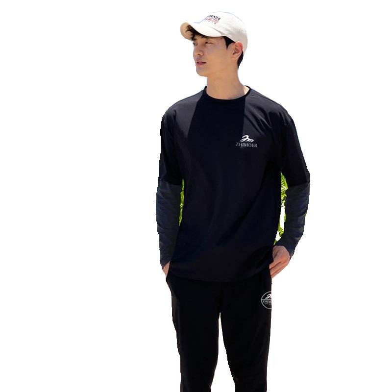 A new couple with a scuba suit, a loose, thin, long-sleeved, long-sleeveed, man-swam suit, a protected hot spring