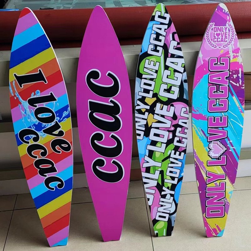 The children's stage walkers took pictures of the surfboard model and wrote the real sailboard decorations