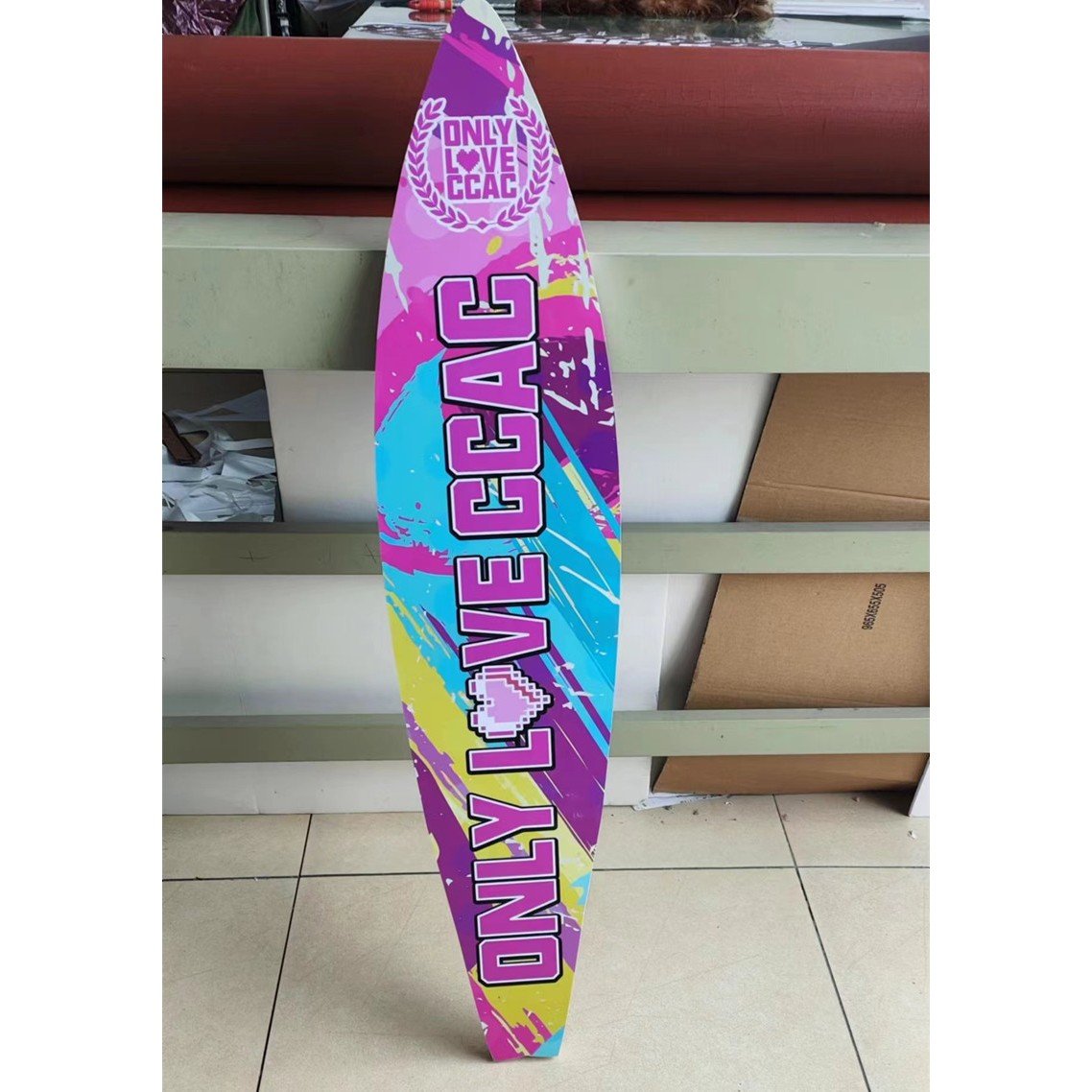 The children's stage walkers took pictures of the surfboard model and wrote the real sailboard decorations