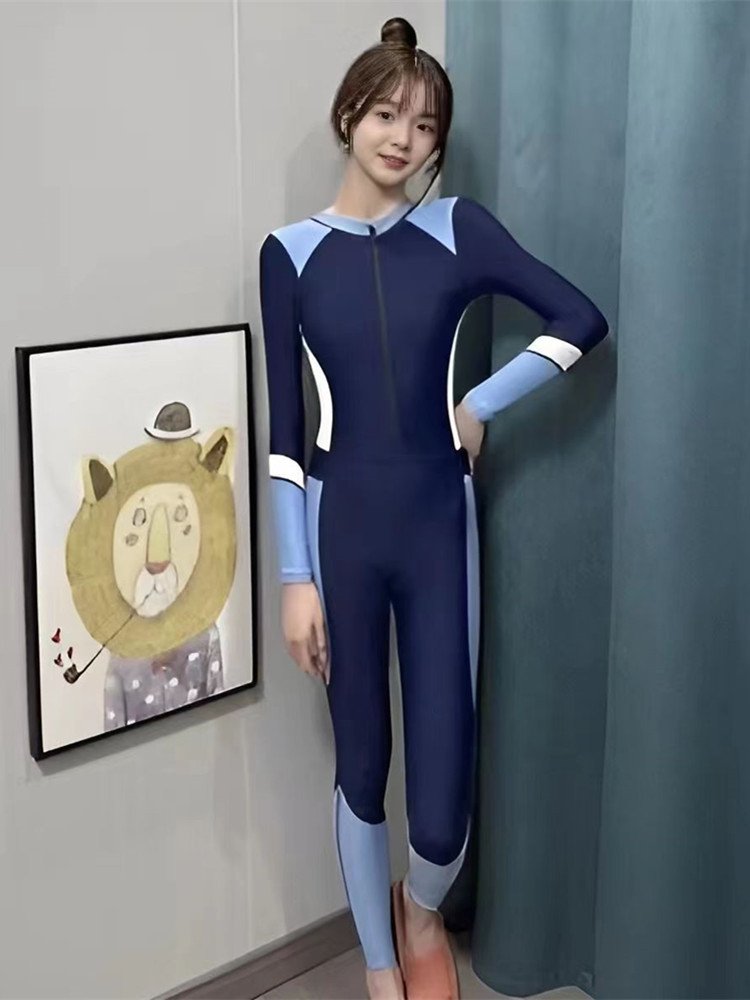 The 23-year-old swimsuit girl with a thin, large-sized diving suit dryed out to protect the long sleeve students from surfing