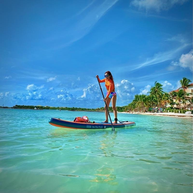 CHILDREN WHO ARE NEW TO THE ROWING BOARD AND SUP'S SLURRY BOAT AND WHO ARE INFLATING THE WATER BOARD AND STANDING THE SAILBOARD
