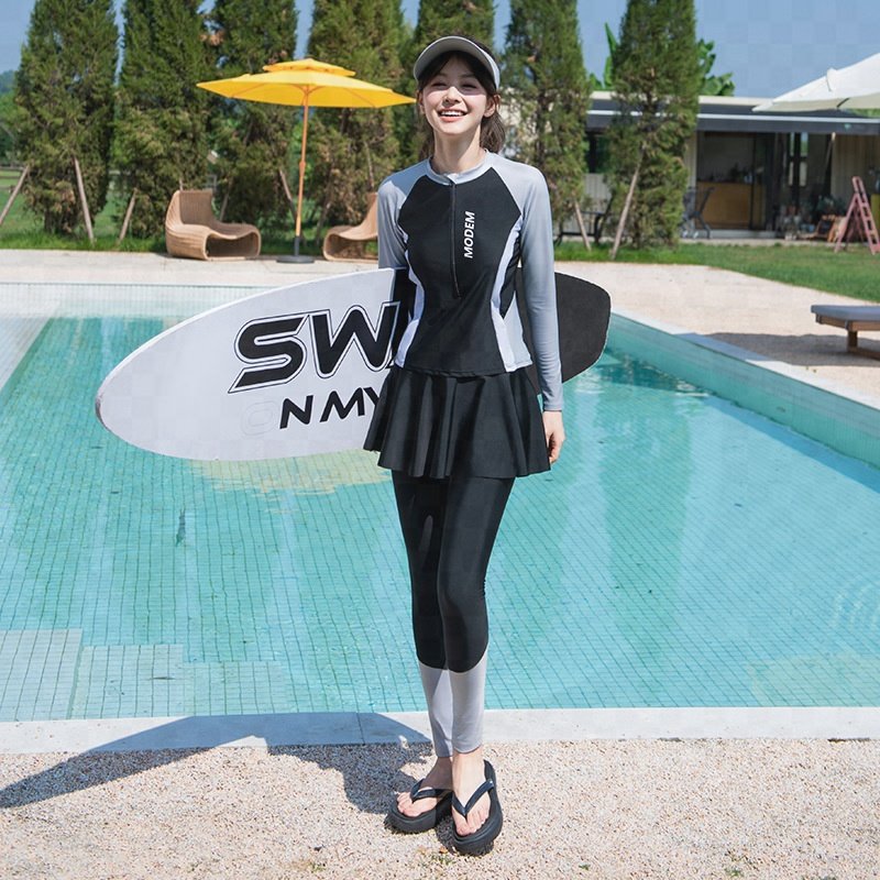 A bathing suit full of sunscreen long-sleeve swimsuits full of jellyfish-swamsuits
