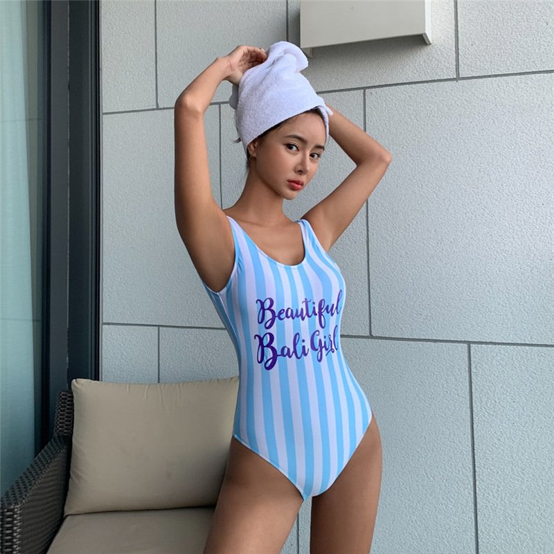 The Korean version of the summer swimsuit girl, with a small chest-to-blank-skinned, unwieldy beach swimsuit