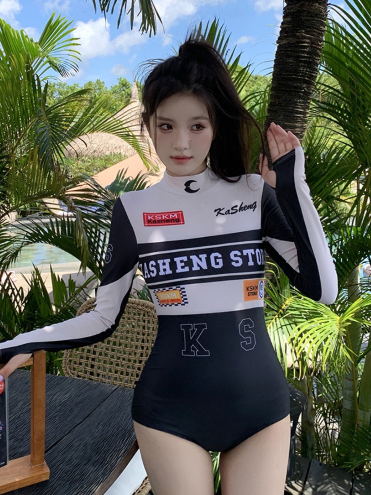 Swimming suit for a bathing suit with a jellyfish long-sleeved swam suit with a skinny surfing suit for a sunproof dry bathing suit