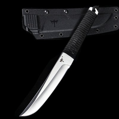 The field camp for outdoor survival uses a lot of knives with a high-strength