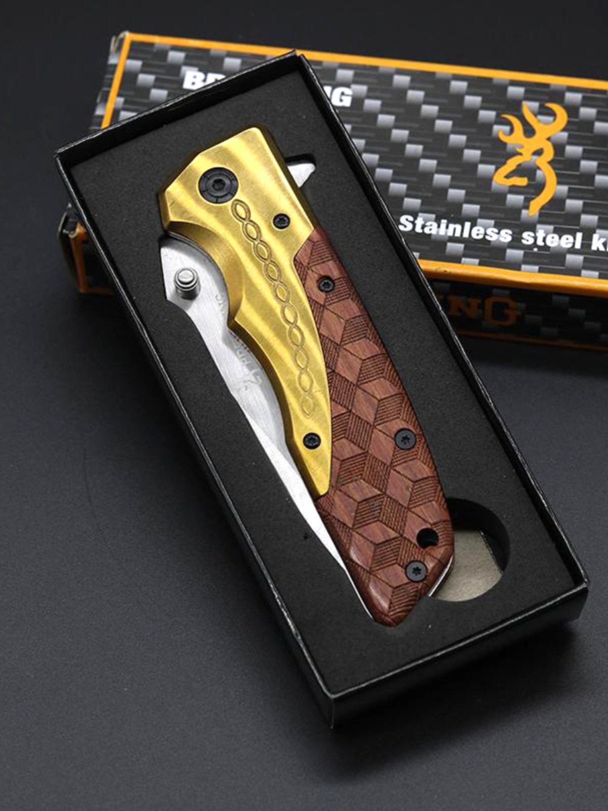 A high-hard field folding knife carries a small knife to protect the German-style imported sharp field knife