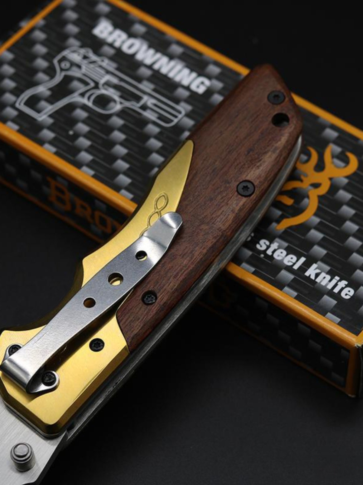 A high-hard field folding knife carries a small knife to protect the German-style imported sharp field knife