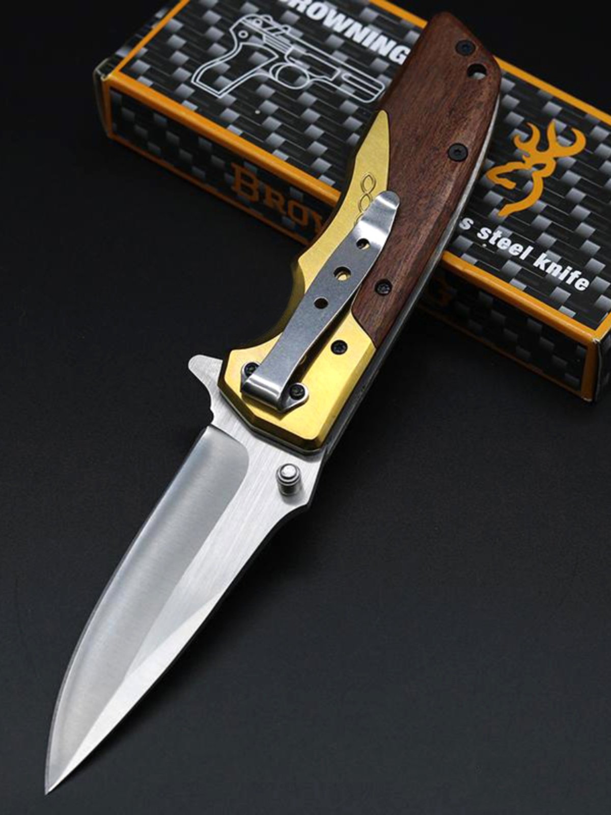 A high-hard field folding knife carries a small knife to protect the German-style imported sharp field knife