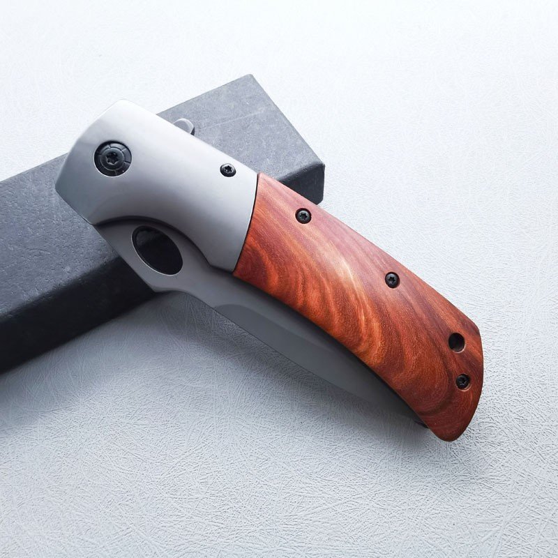 A small knife for a portable folding knife for camping equipment outside Yangjiang