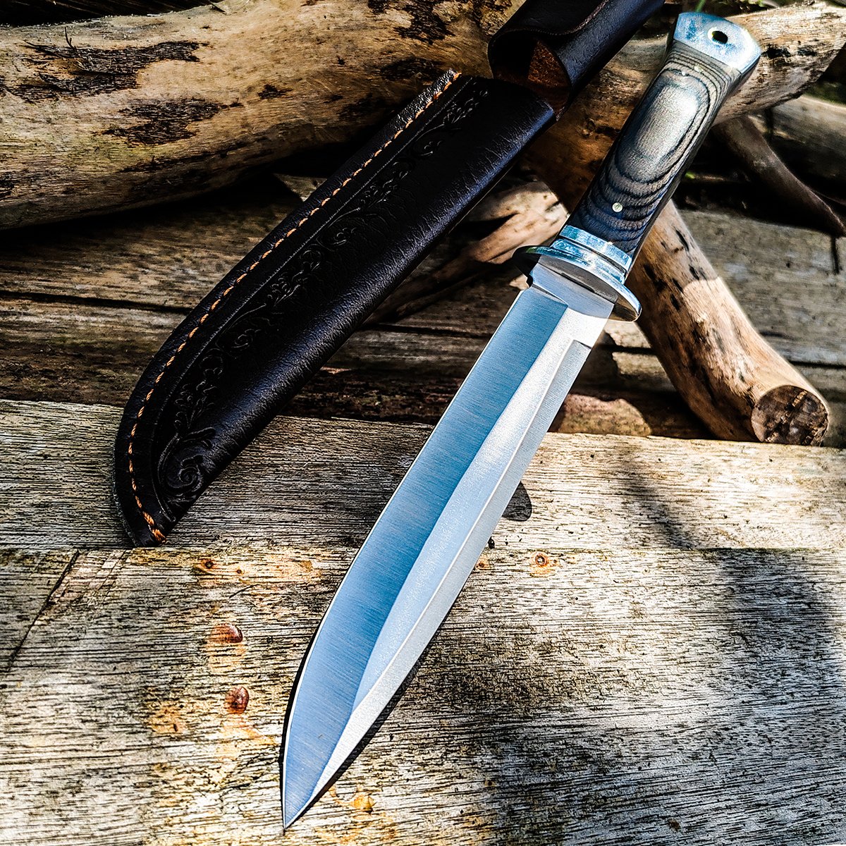 The field camp for outdoor survival uses a lot of knives with a high-strength
