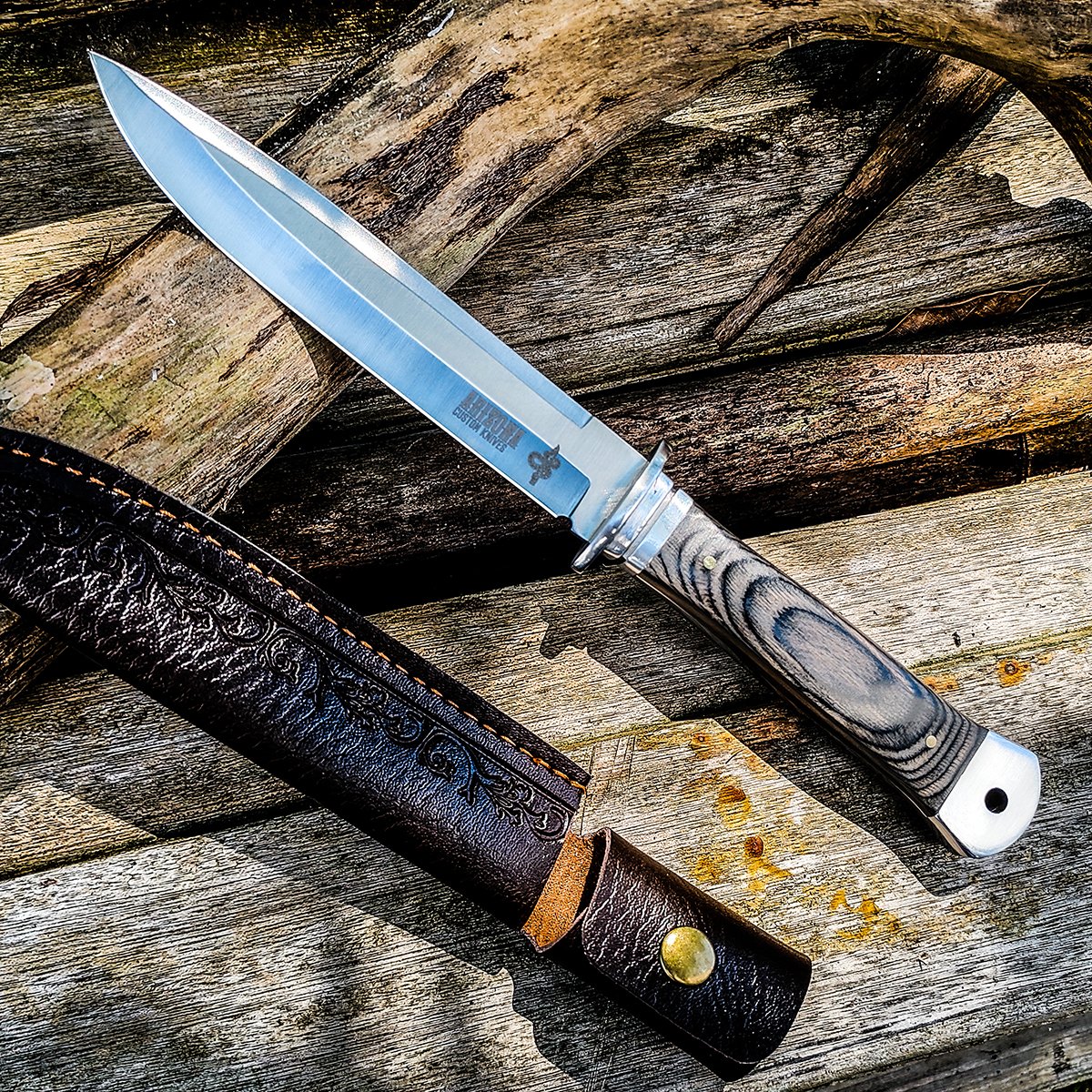 The field camp for outdoor survival uses a lot of knives with a high-strength
