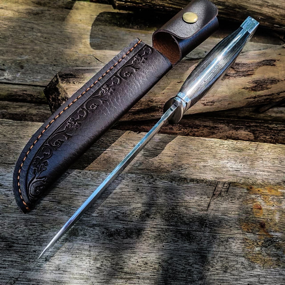 The field camp for outdoor survival uses a lot of knives with a high-strength