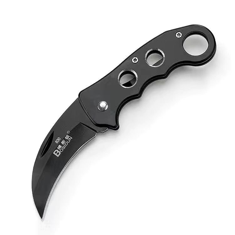 Folding a claw knife to fight for life outside the house against the wolf's steel knife and fruit with the eagle's claw