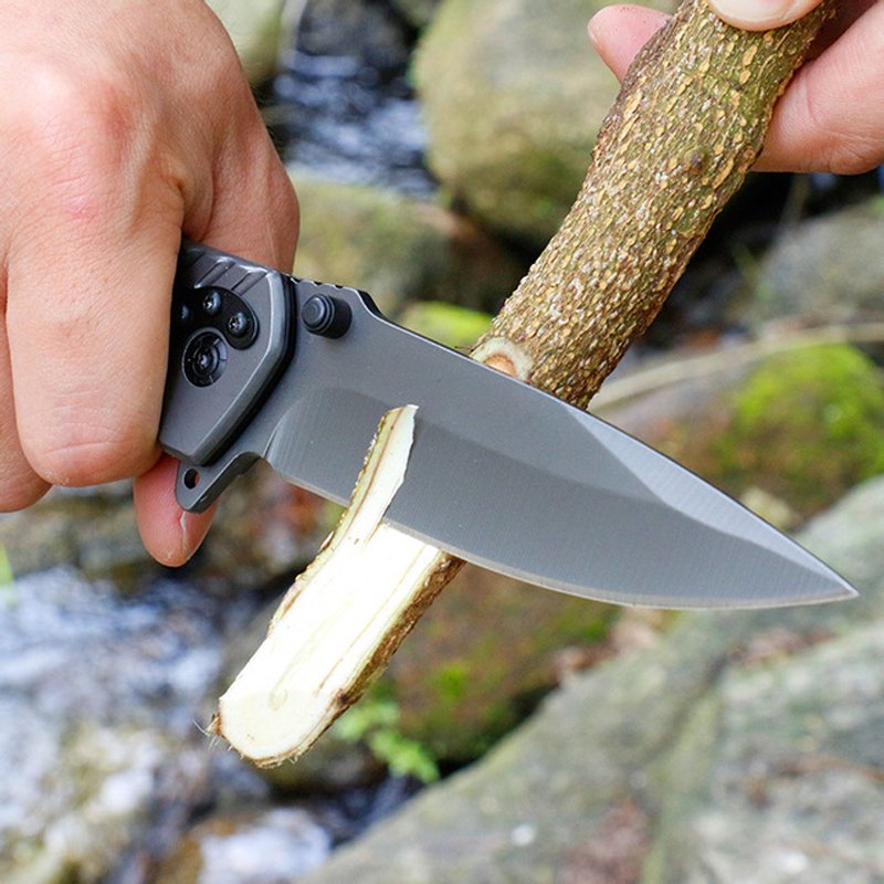 A small knife with a very hard folding knife, a fruit knife, a field camping knife, and a multifunctional knife
