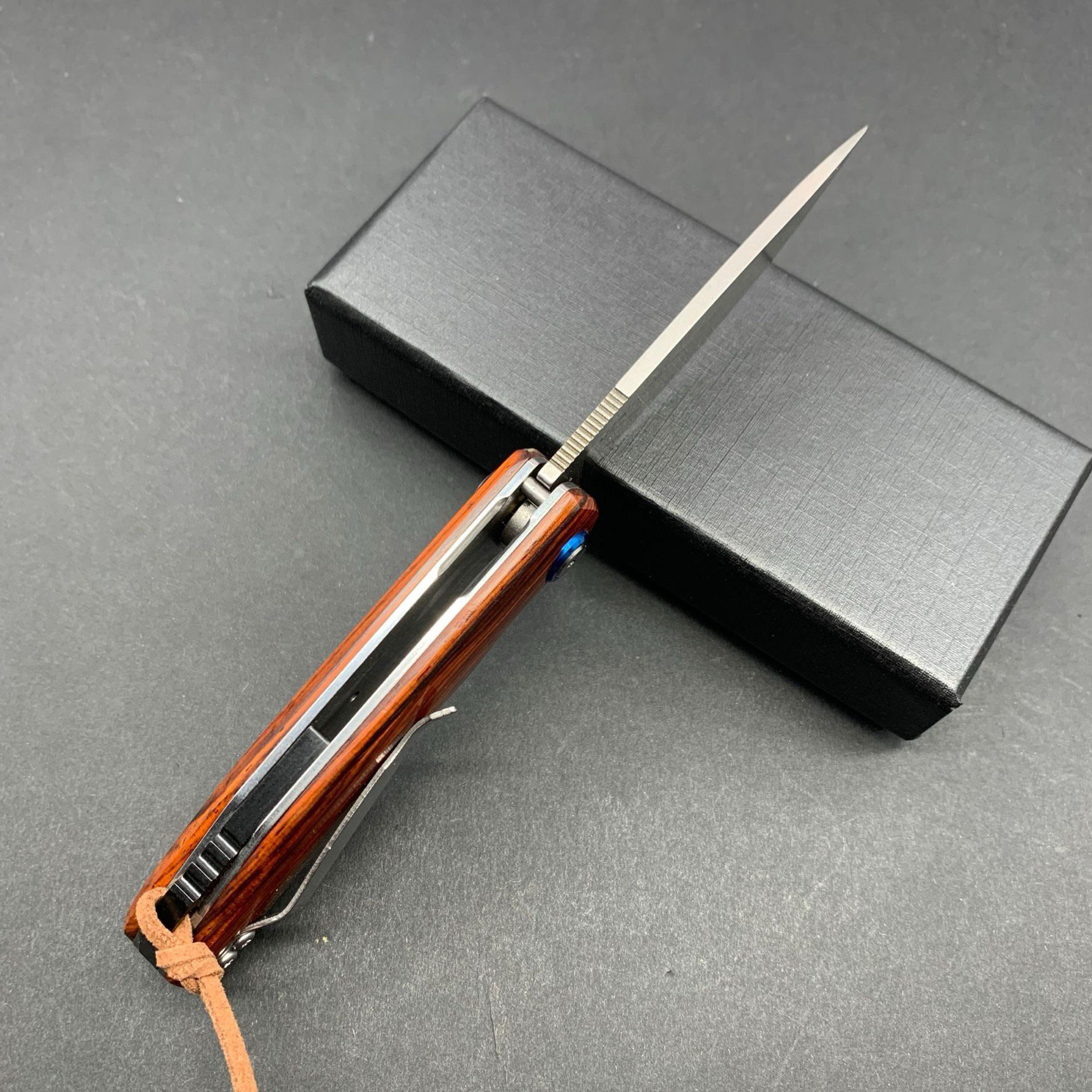 IMPORTING A HIGH-STRENGTH, SHARP FOLDING OF A SMALL KNIFE OUTSIDE THE FIELD WITH A HAND KNIFE