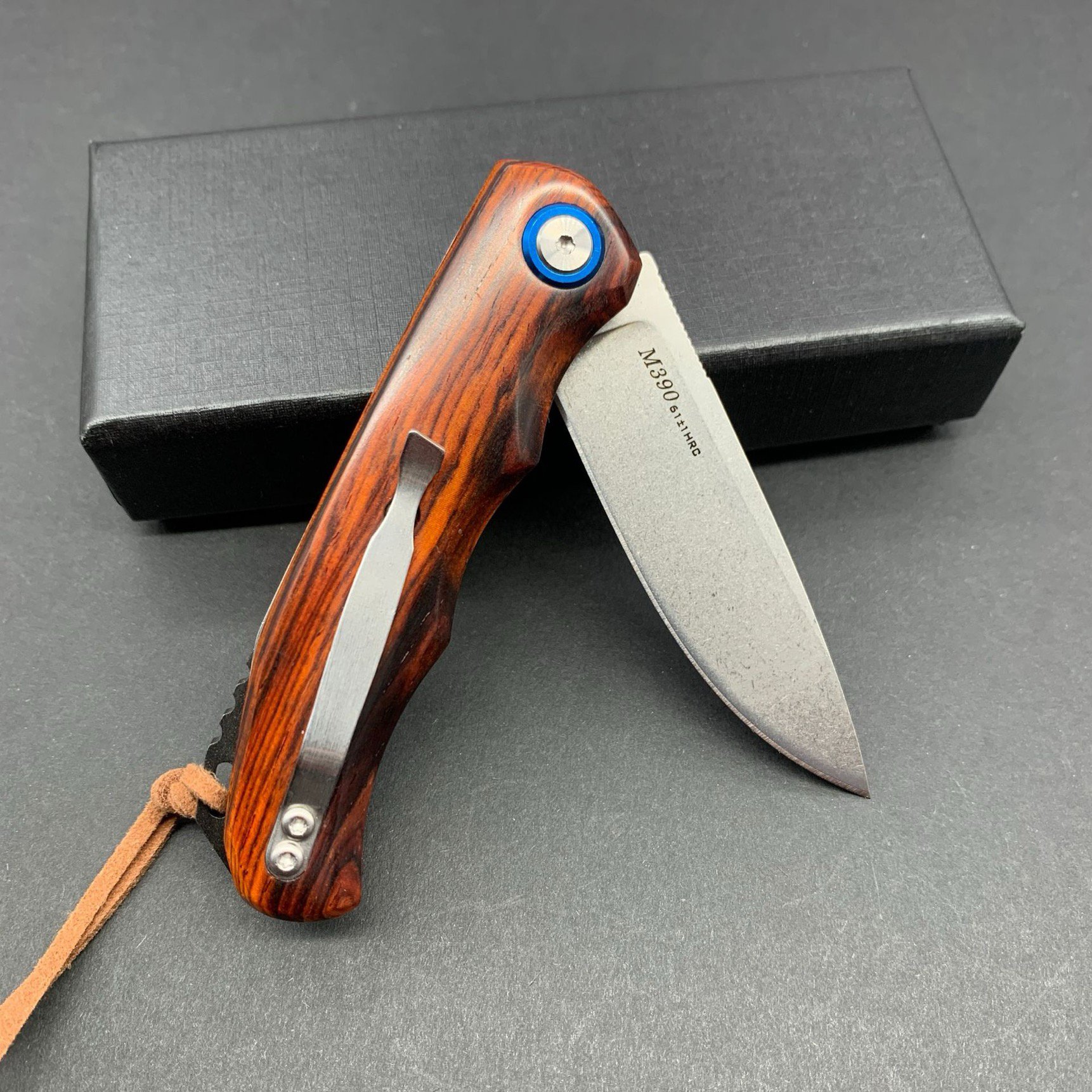 IMPORTING A HIGH-STRENGTH, SHARP FOLDING OF A SMALL KNIFE OUTSIDE THE FIELD WITH A HAND KNIFE