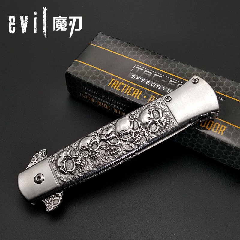 A stainless steel folding knife, a camping knife, a skull skull, a portable outdoor fruit knife, a knife
