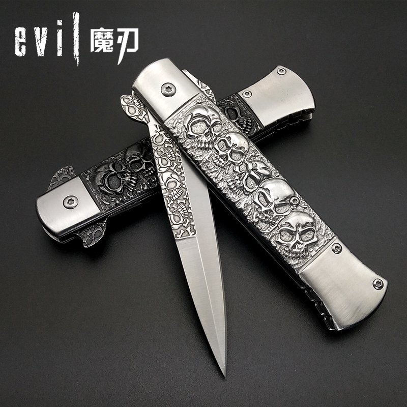 A stainless steel folding knife, a camping knife, a skull skull, a portable outdoor fruit knife, a knife