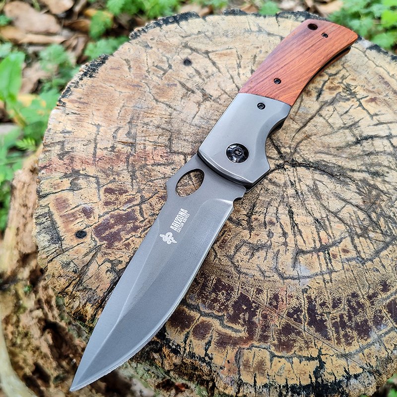 The camper's life knife was accompanied by a sharp, high-strength folding knife, an outdoor survival knife with a body-proof fruit knife