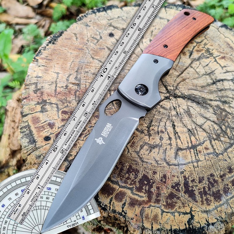The camper's life knife was accompanied by a sharp, high-strength folding knife, an outdoor survival knife with a body-proof fruit knife