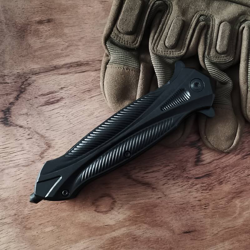 The Swiss sergeant's knife folds his knife in the field