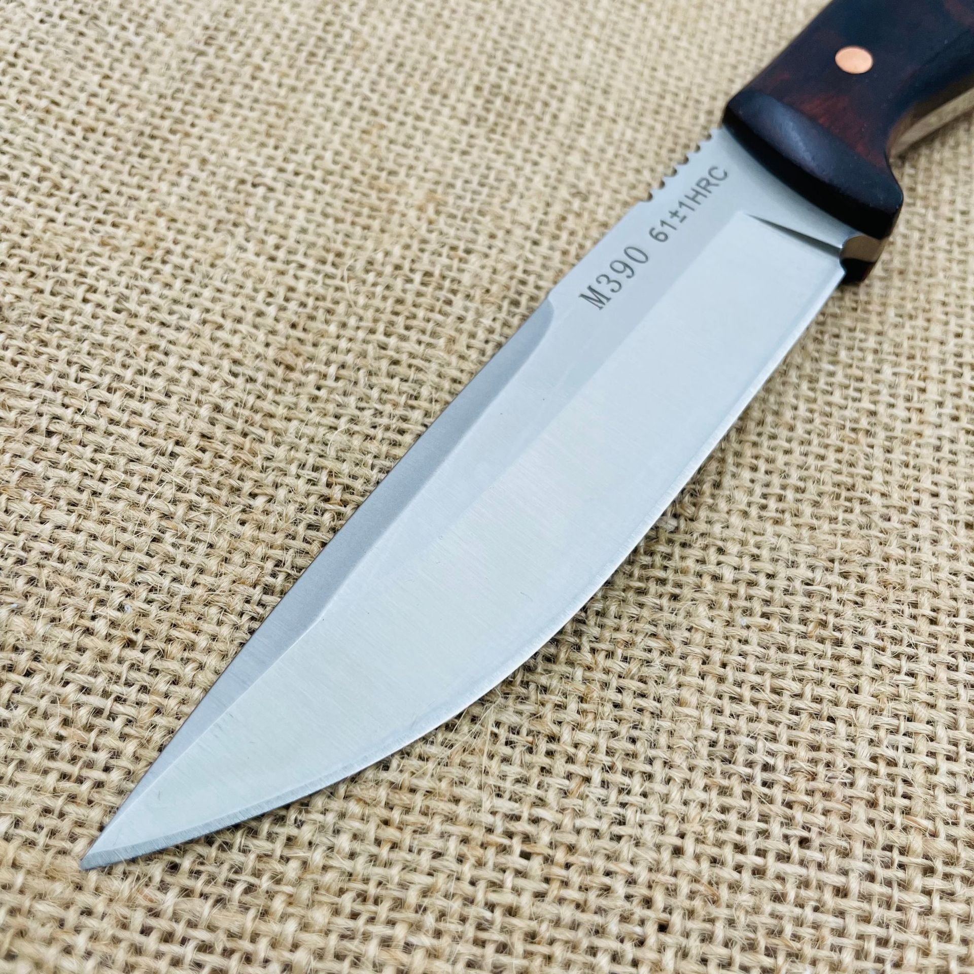 High-hard, straight-bone camp with a survival knife and a multi-purpose knife and a fruit knife