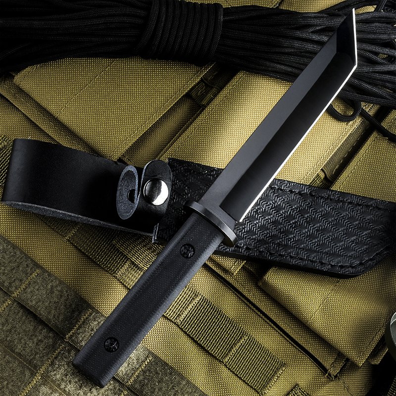 The field camp for outdoor survival uses a lot of knives with a high-strength