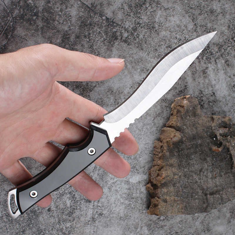 The field camp for outdoor survival uses a lot of knives with a high-strength