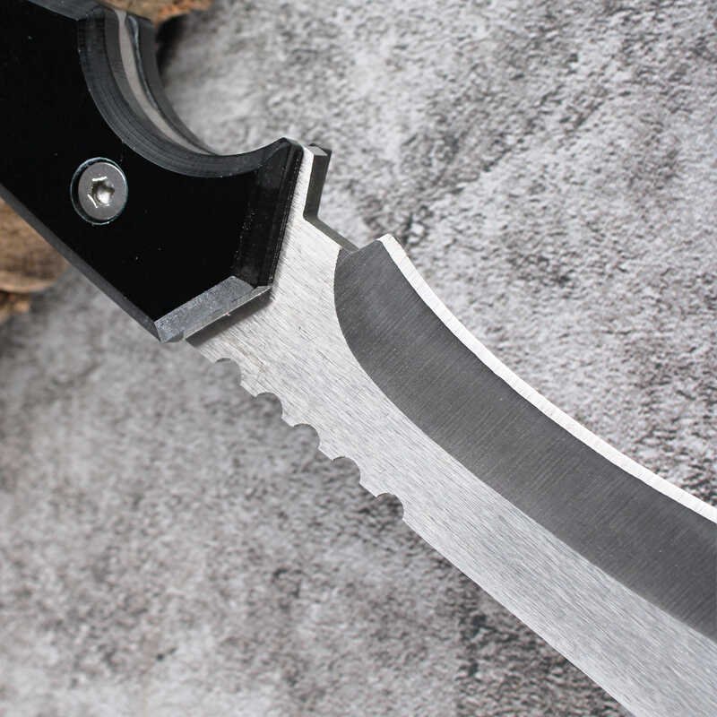 The field camp for outdoor survival uses a lot of knives with a high-strength