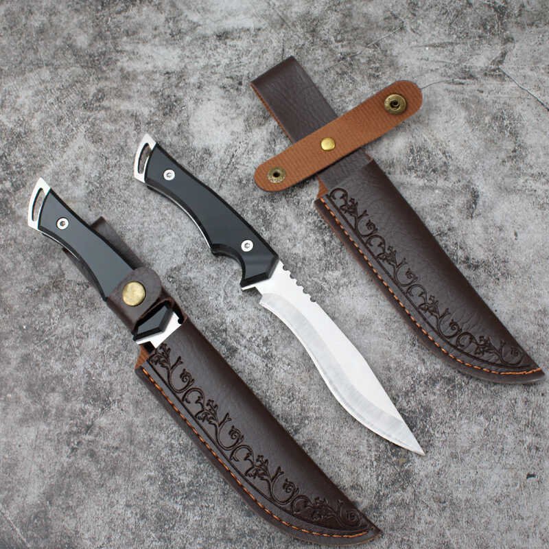 The field camp for outdoor survival uses a lot of knives with a high-strength