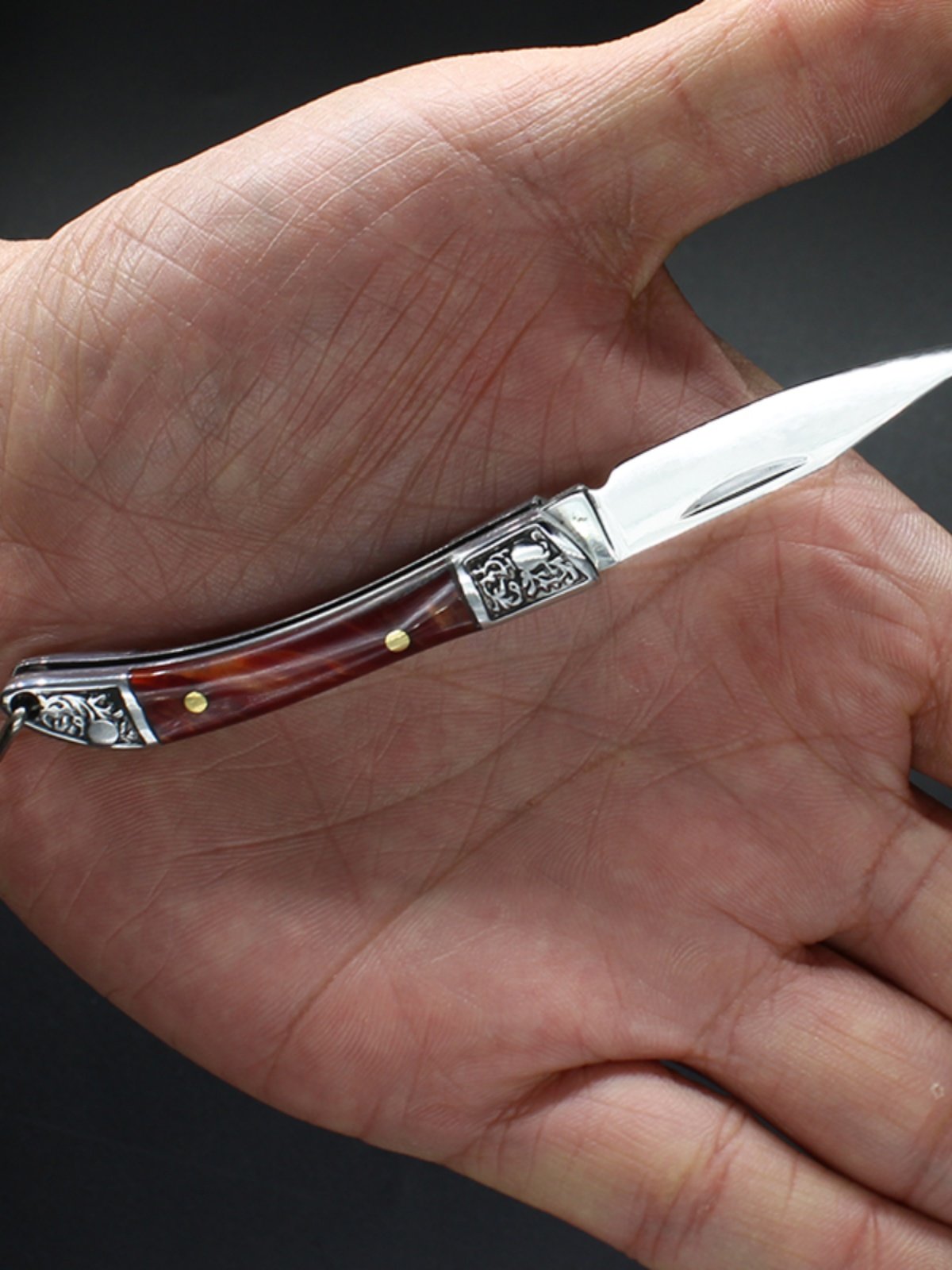 The knife comes with a mini-crusher with a sharp key to the protection