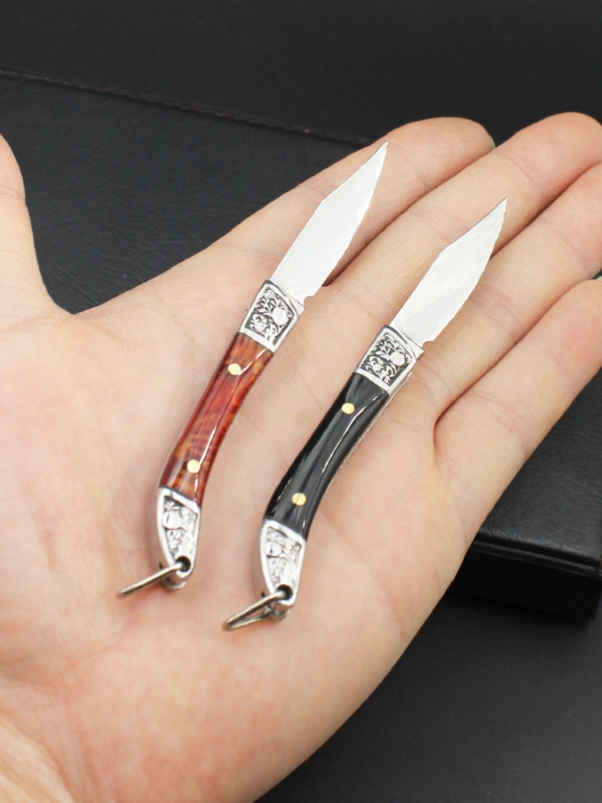 The knife comes with a mini-crusher with a sharp key to the protection