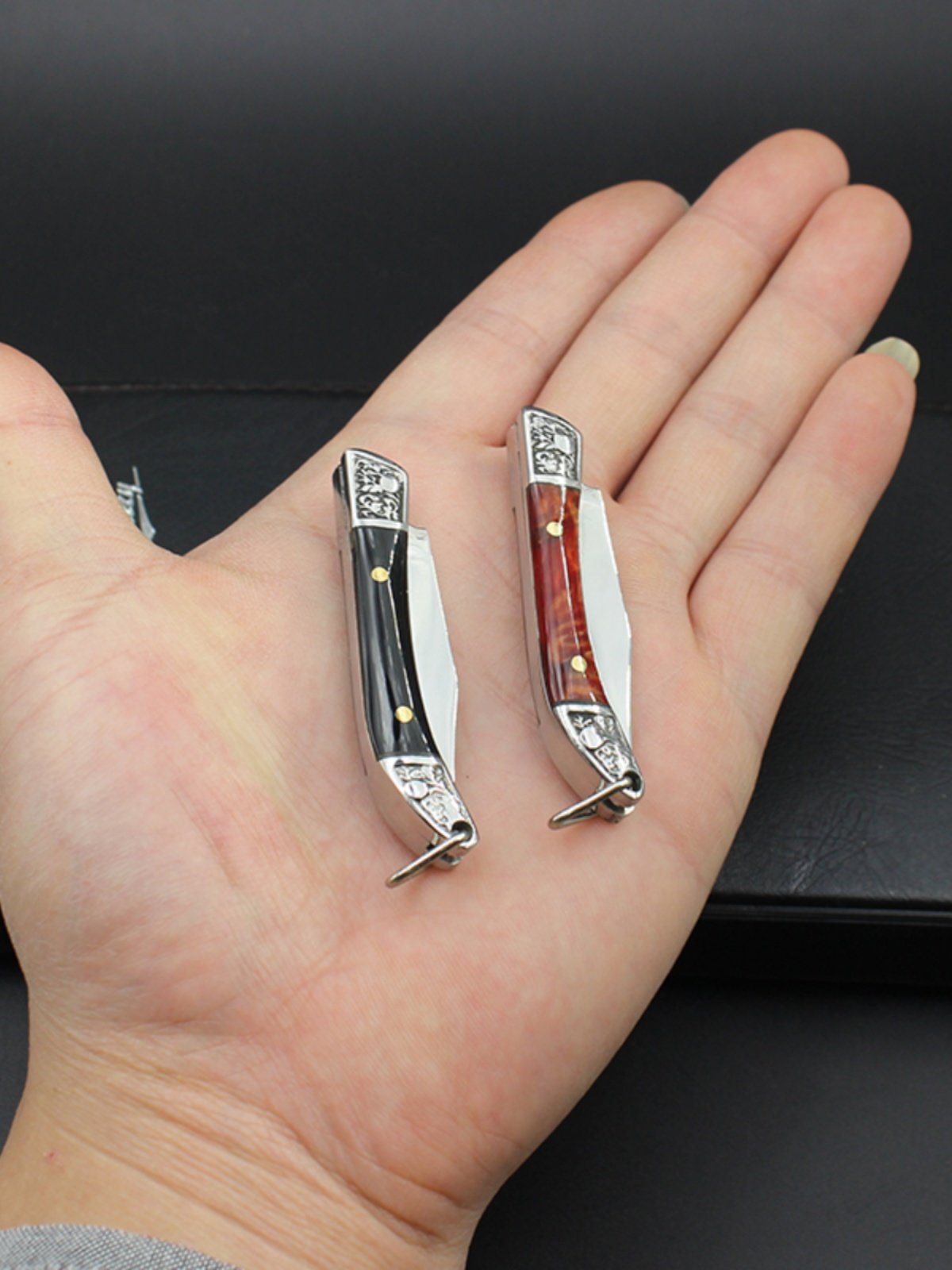 The knife comes with a mini-crusher with a sharp key to the protection