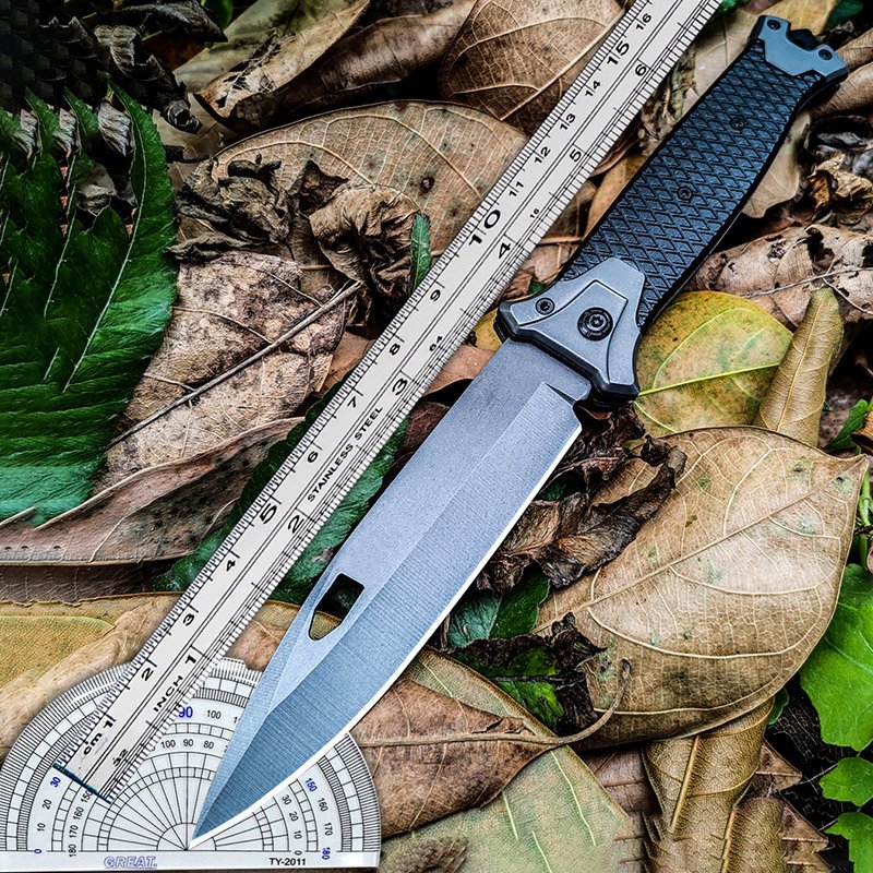 The camper's life knife was accompanied by a sharp, high-strength folding knife, an outdoor survival knife with a body-proof fruit knife