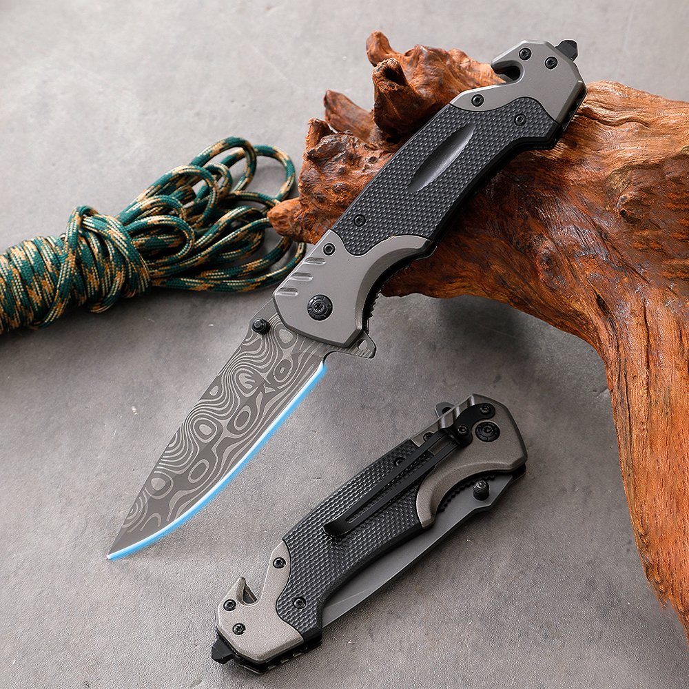 The camping knife was folded with a small knife and a small fruit knife with a mini camper knife