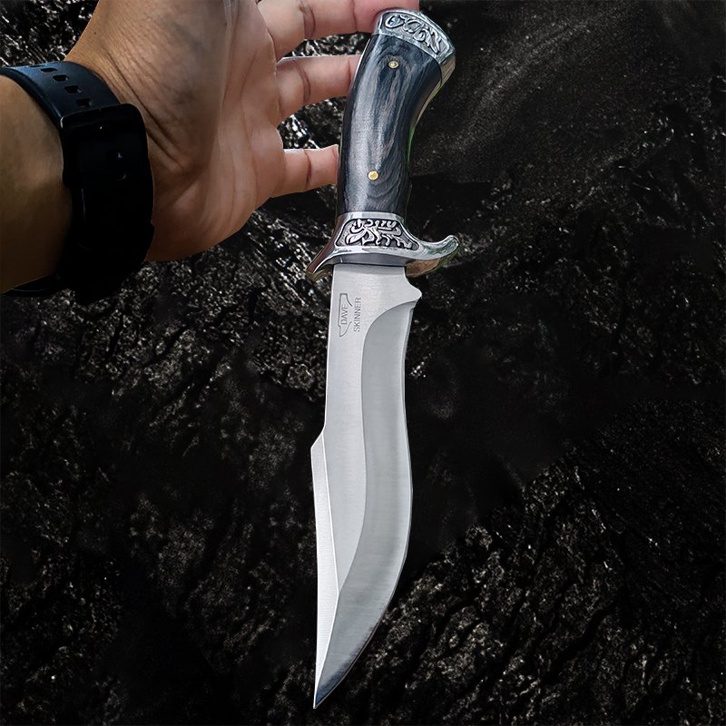 The field camp for outdoor survival uses a lot of knives with a high-strength