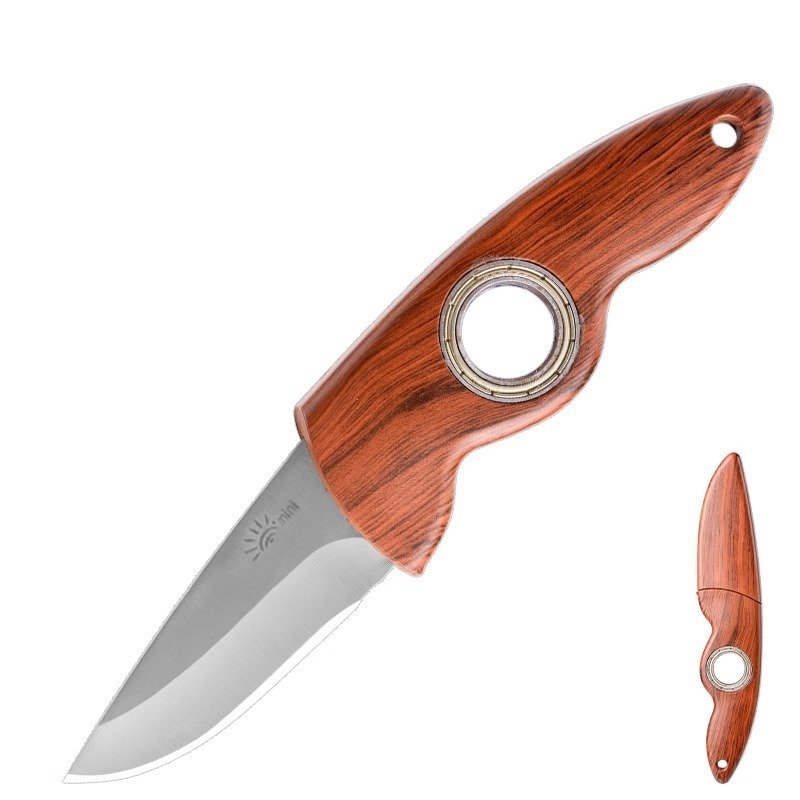 The outdoor mini-axis rotated 360 degrees with a knife, and the family ate meat knives with a fruit knife