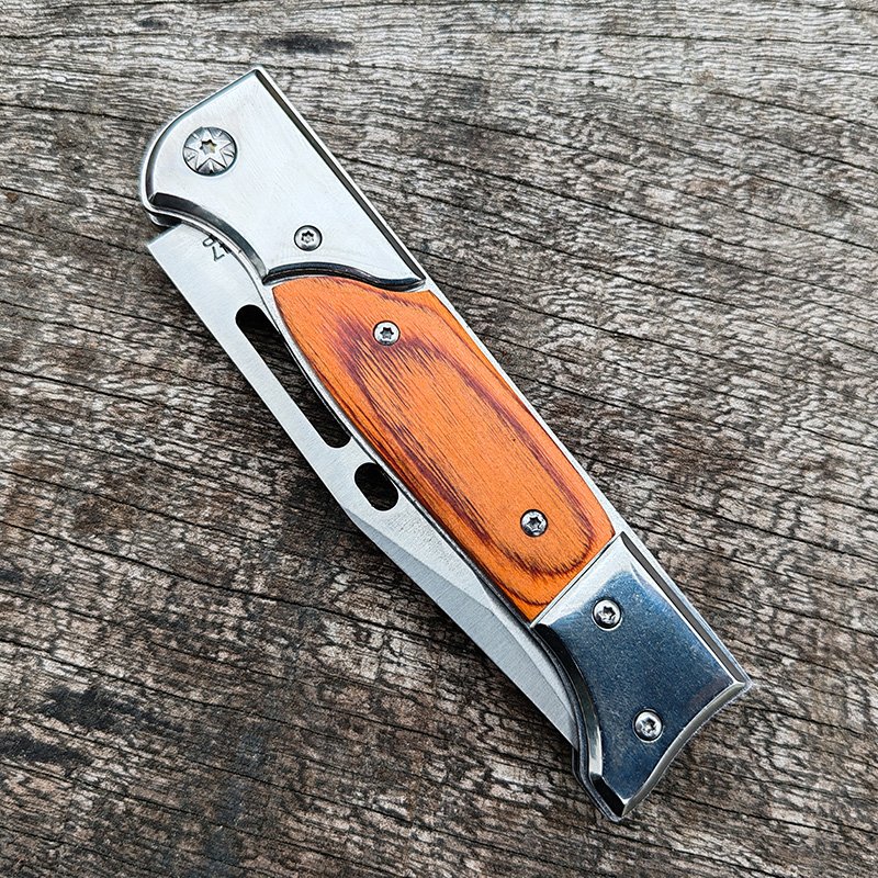 The camper's life knife was accompanied by a sharp, high-strength folding knife, an outdoor survival knife with a body-proof fruit knife