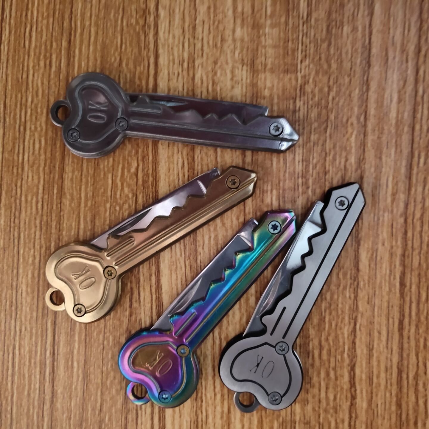 With a key knife to live in the field, an outdoor knife folds the key to the wolf knife