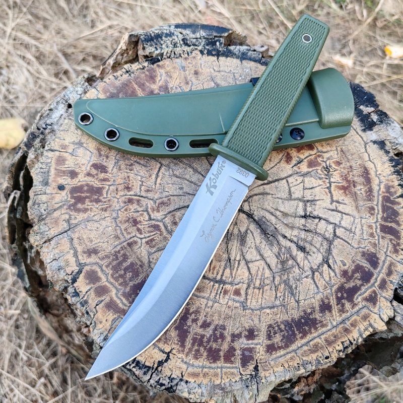 The field camp for outdoor survival uses a lot of knives with a high-strength