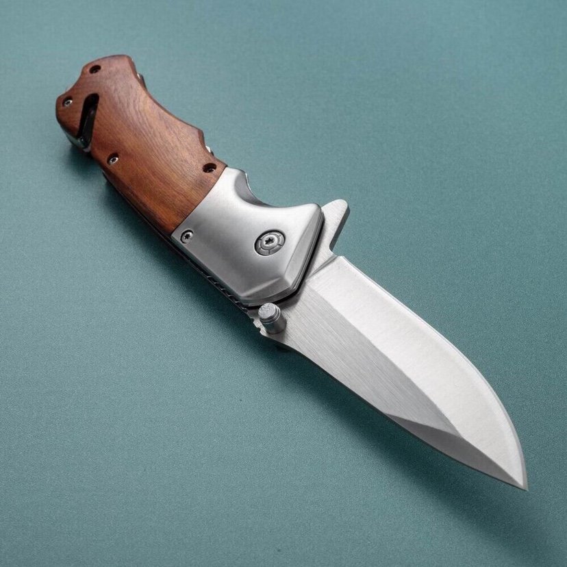 A small knife outside of the house, a high-hard folding knife, a multi-purpose camper barbecue, and a fruit knife