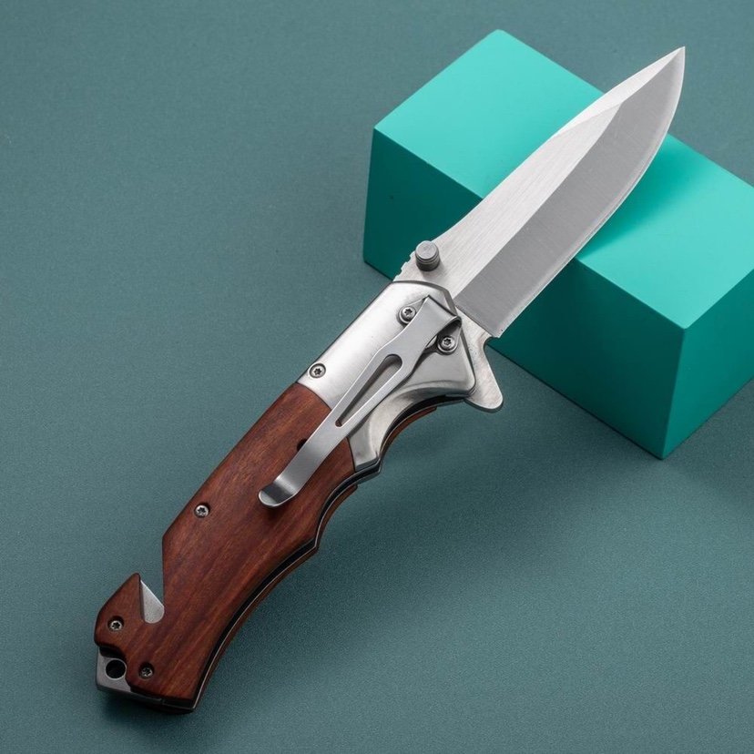 A small knife outside of the house, a high-hard folding knife, a multi-purpose camper barbecue, and a fruit knife
