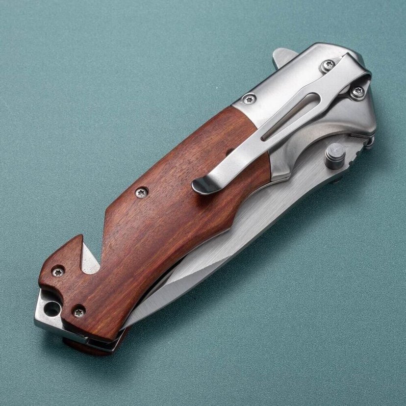 A small knife outside of the house, a high-hard folding knife, a multi-purpose camper barbecue, and a fruit knife