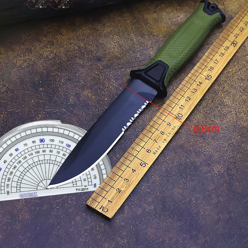 The field camp for outdoor survival uses a lot of knives with a high-strength