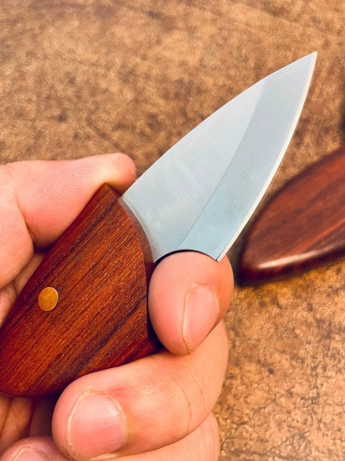 The new mini-stealed-slice-slice-slice-slice outside the house with the camping pocket knife and the sharp-cut fruit knife