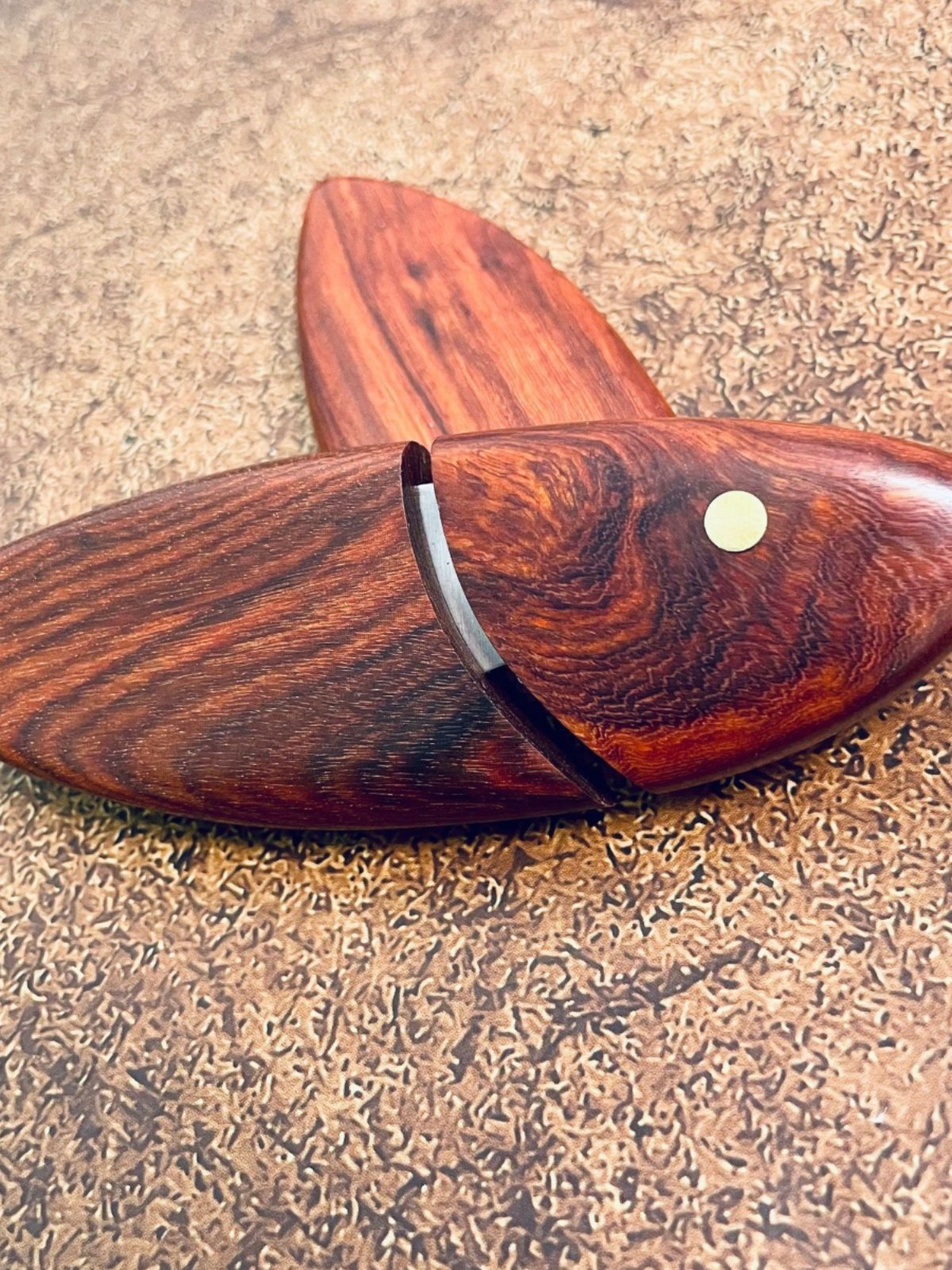 The new mini-stealed-slice-slice-slice-slice outside the house with the camping pocket knife and the sharp-cut fruit knife