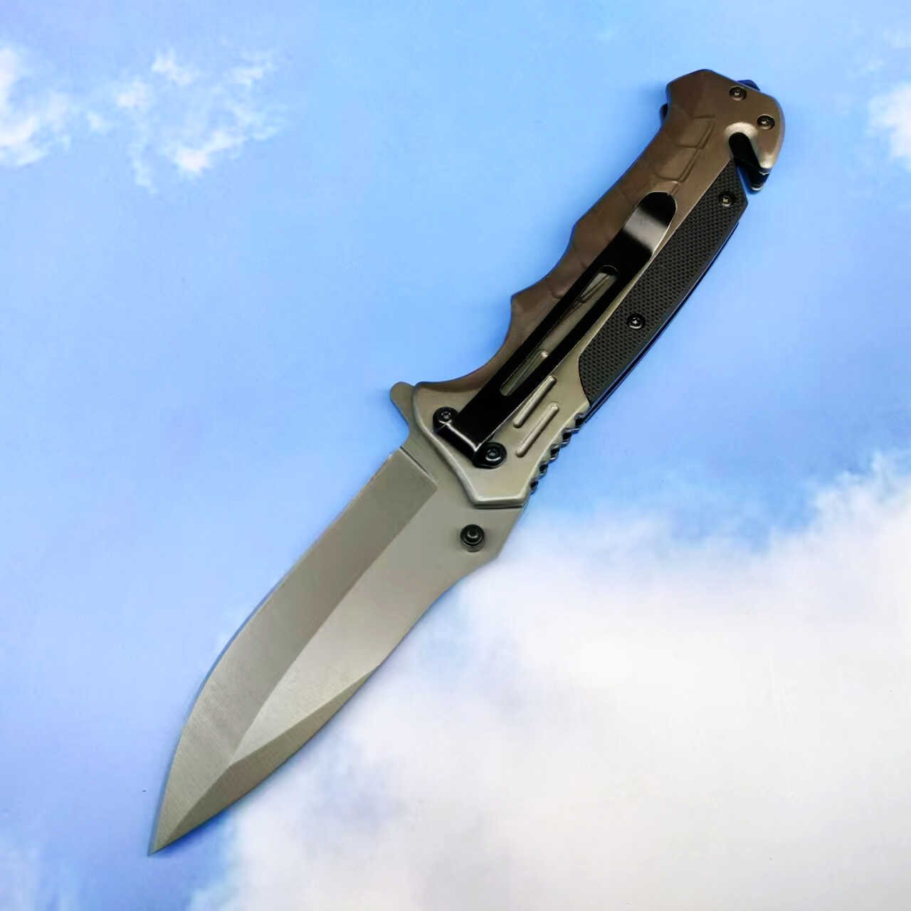 An outdoor folding knife, a high-heavy knife, and a short knife to camp in the field for a sharp fruit knife