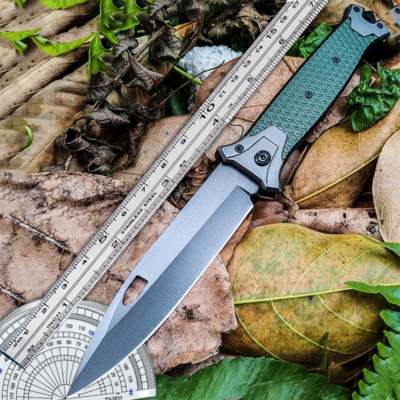 The camper's life knife was accompanied by a sharp, high-strength folding knife, an outdoor survival knife with a body-proof fruit knife