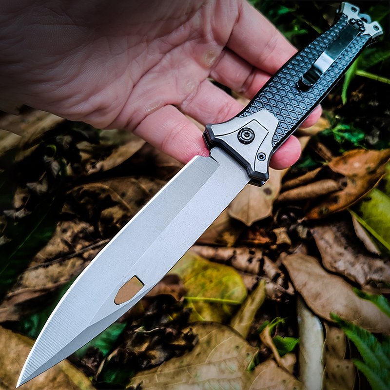 The camper's life knife was accompanied by a sharp, high-strength folding knife, an outdoor survival knife with a body-proof fruit knife