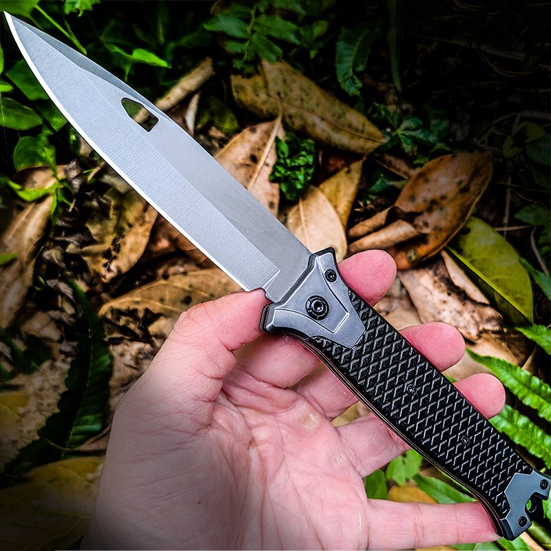 The camper's life knife was accompanied by a sharp, high-strength folding knife, an outdoor survival knife with a body-proof fruit knife